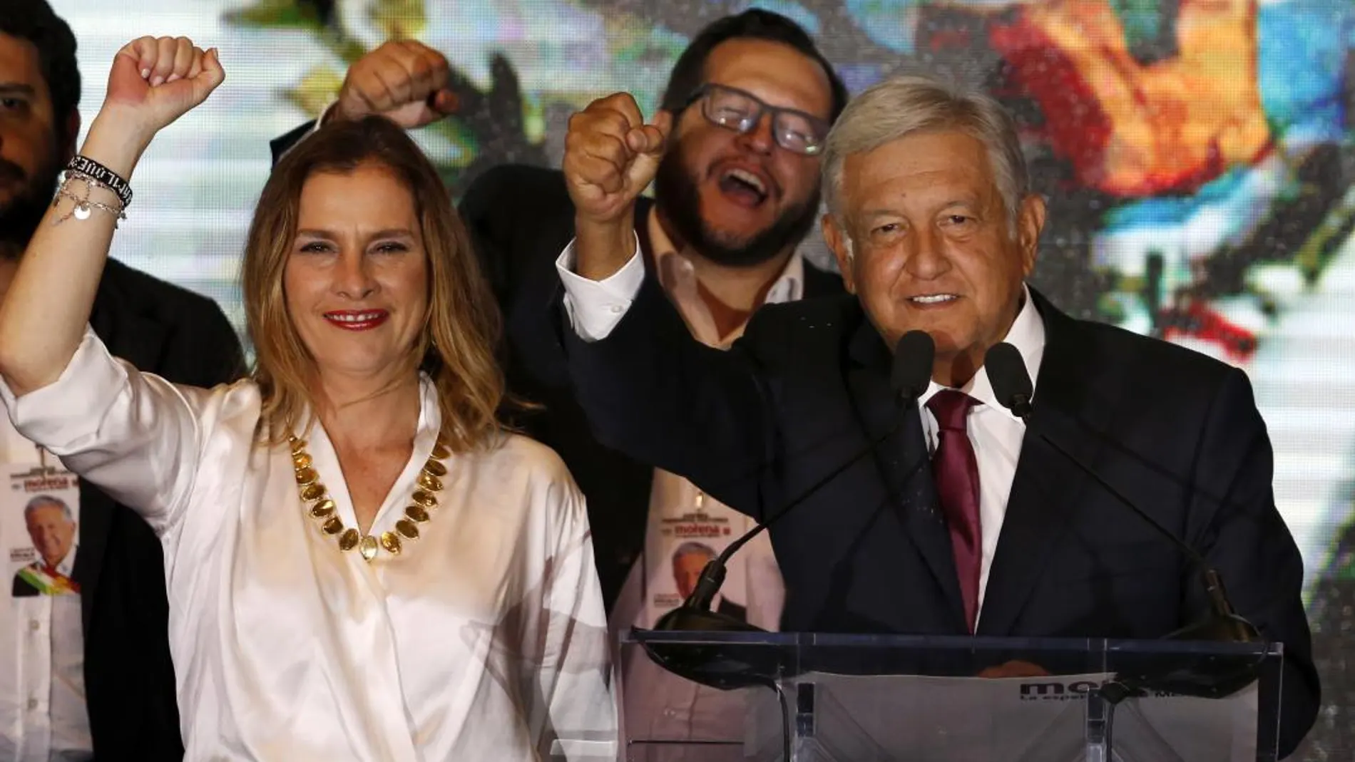 Andrés Manuel López Obrador, junto a su mujer Beatriz Gutiérrez Muller, ofrece un discurso a sus seguidores en el Hotel Hilton Hilton tras conocer su victoria / Ap