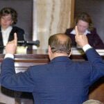 Silvio Berlusconi se dirige a los magistrados de la sala en un juicio celebrado en Milán en 2003