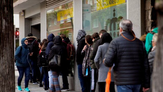 Colas a las puertas de una oficina de Correos