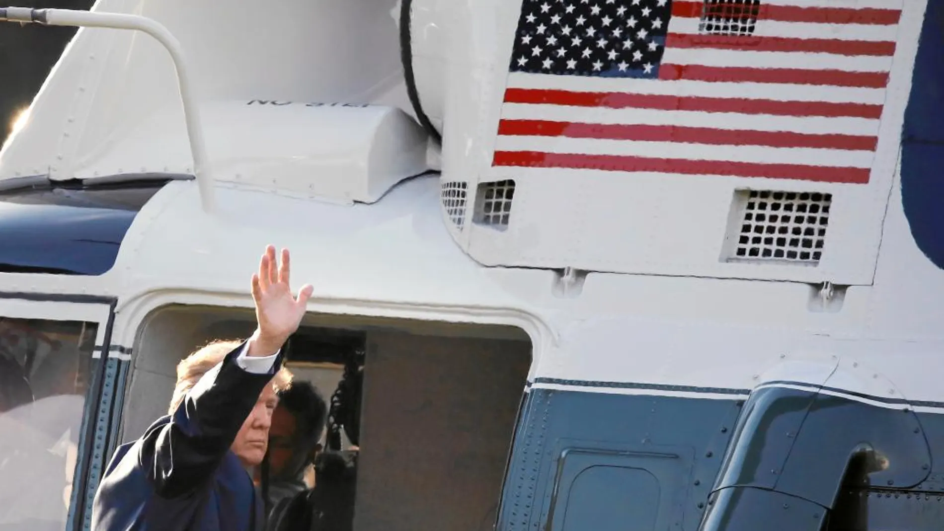 El presidente Trump saluda antes de subirse al helicóptero Marine One que le llevó a la base aérea de Andrews