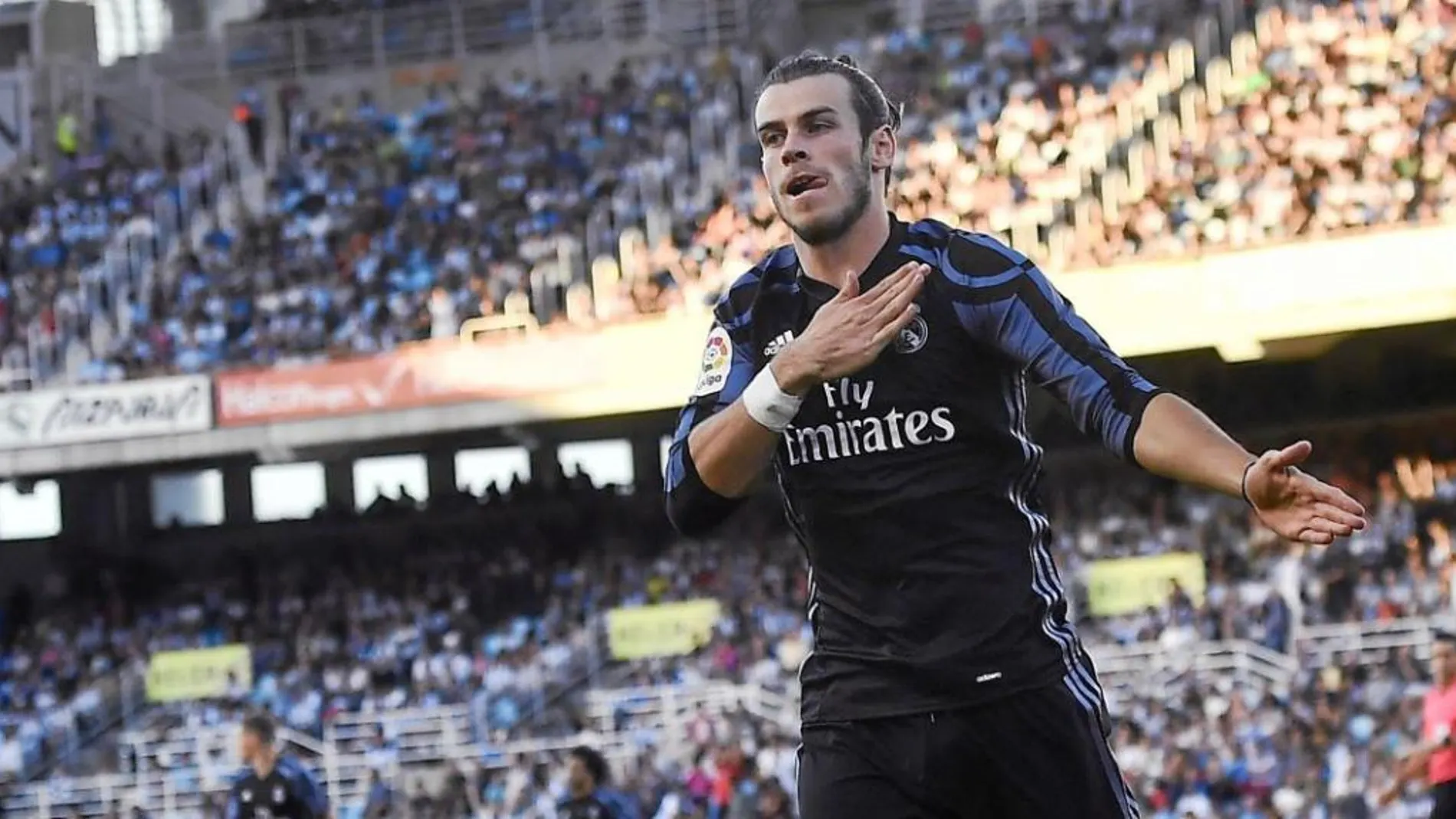Gareth Bale celebra uno de los tantos que logró en Anoeta