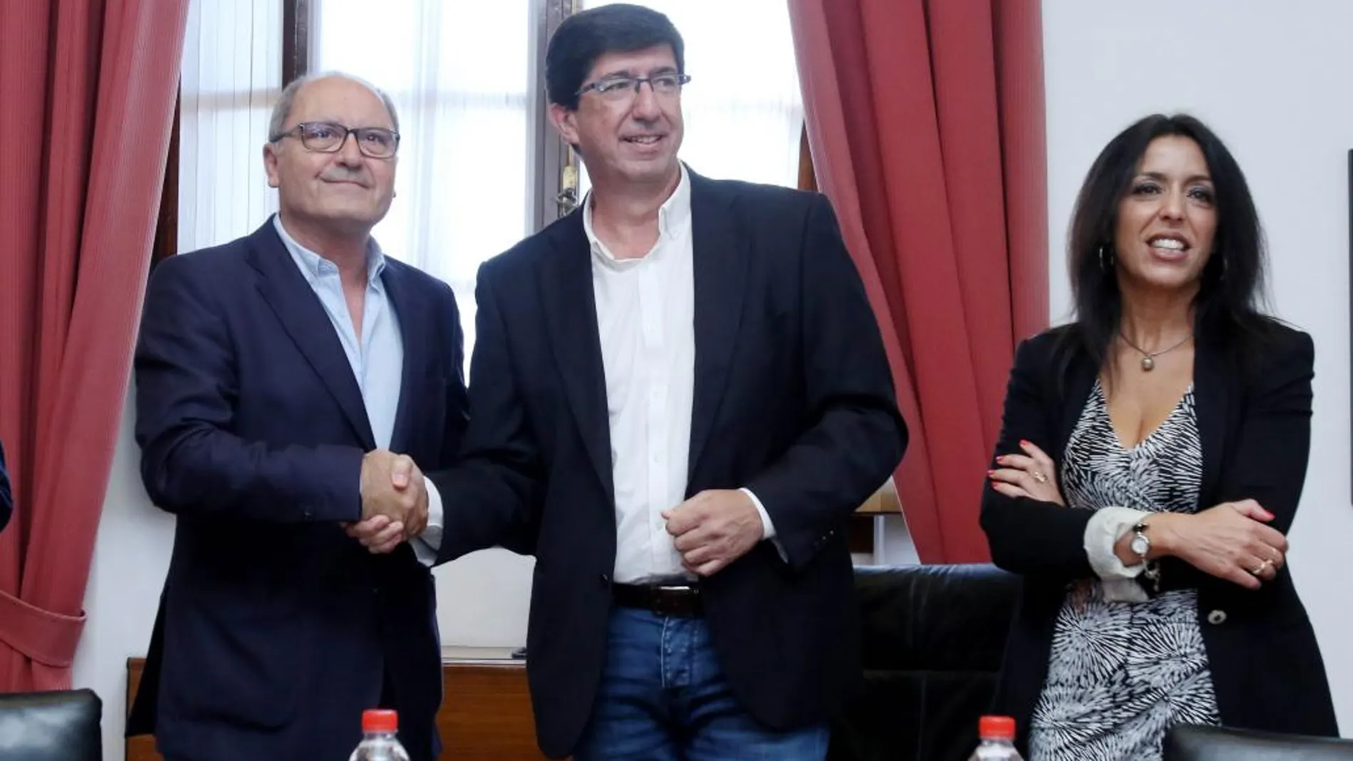 Juan Cornejo (PSOE-A) y Juan Marín (Cs) estrechan sus manos tras firmar el acuerdo presupuestario