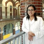 La doctora Astrid Crespo en el recinto universitario del Hospital de la Santa Creu i Sant Pau, en Barcelona. Foto: Shooting