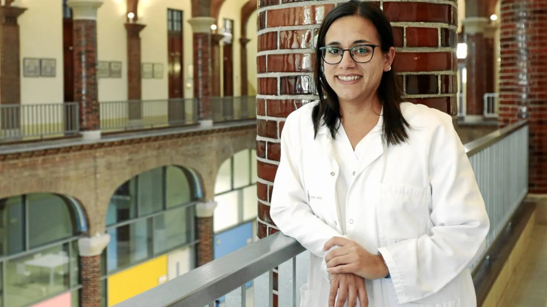 La doctora Astrid Crespo en el recinto universitario del Hospital de la Santa Creu i Sant Pau, en Barcelona. Foto: Shooting