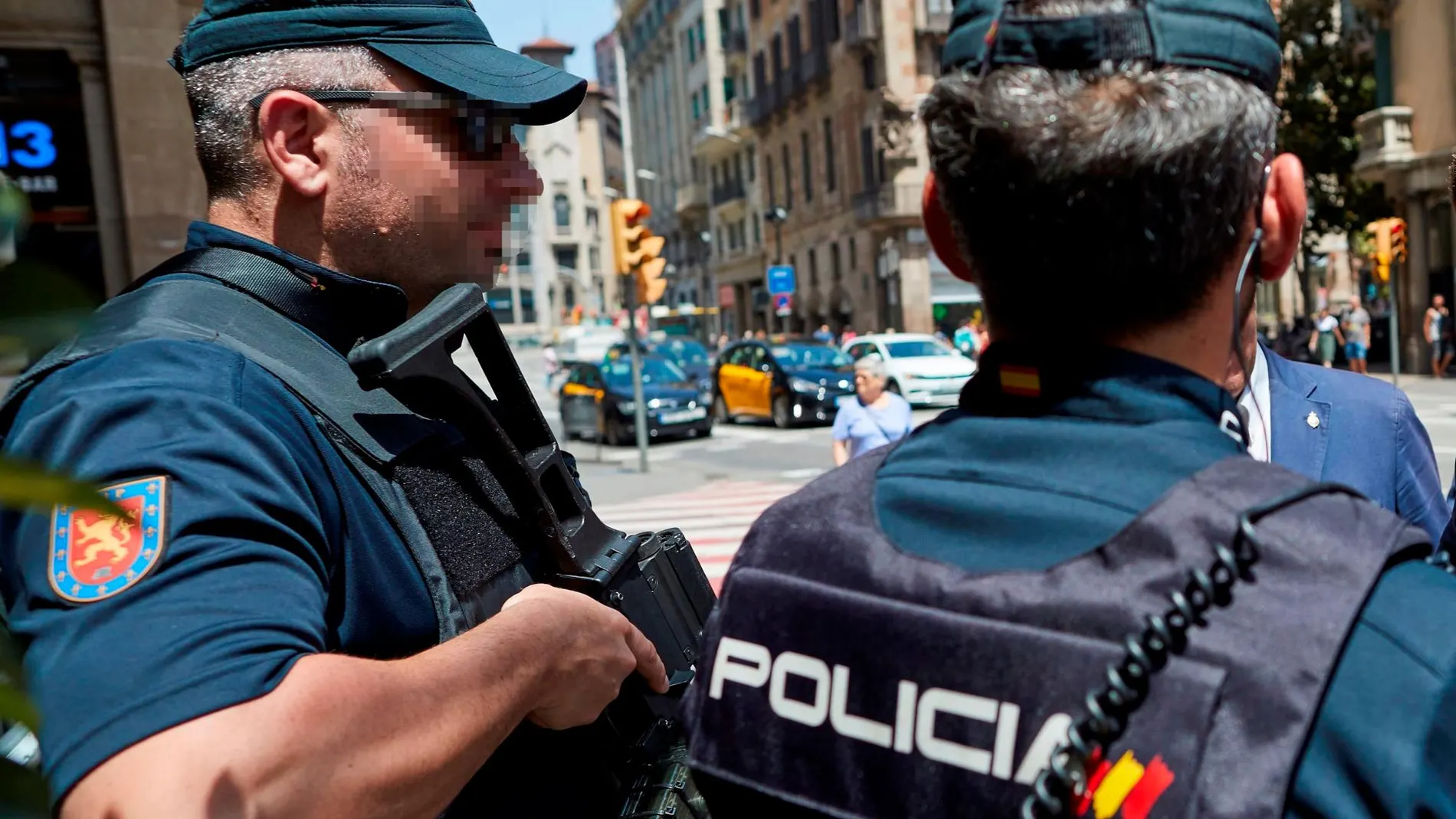 Agentes de la Policía Nacional en Barcelona