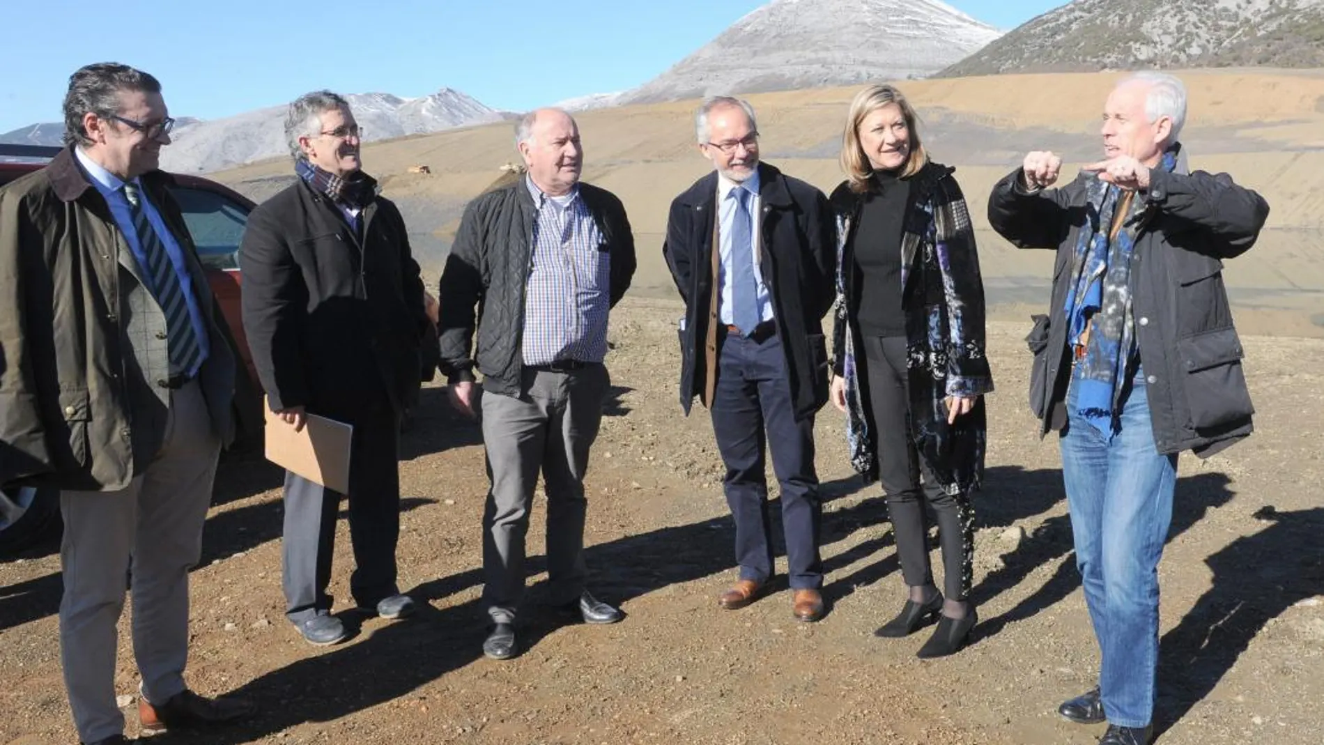 Pilar del Olmo visita la antigua mina de cielo abierto donde se proyectan construir apartamentos turísticos