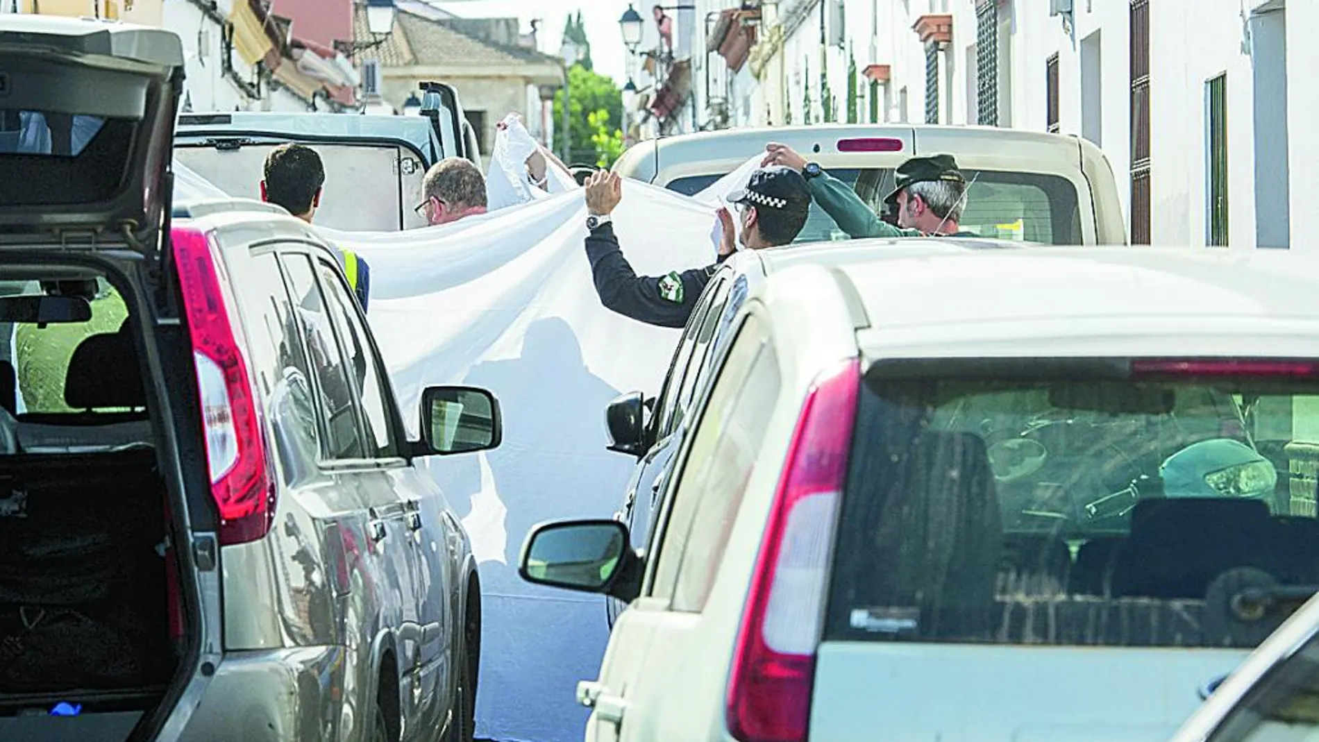 Los efectivos de la Policía y Emergencias sólo pudieron certificar el fallecimiento de la mujer.