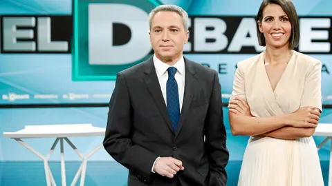 Vicente Vallés y Ana Pastor en el plató donde se celebró «El debate decisivo». Foto: Luis Díaz