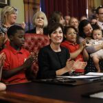 La gobernadora de Iowa, Kim Reynolds, celebra la aprobación de ley contra el aborto/Ap
