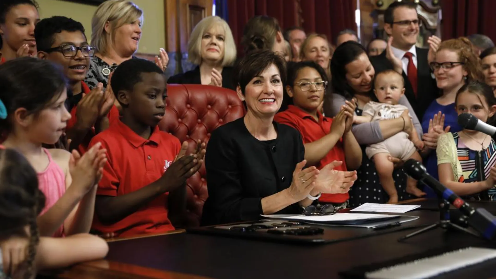 La gobernadora de Iowa, Kim Reynolds, celebra la aprobación de ley contra el aborto/Ap