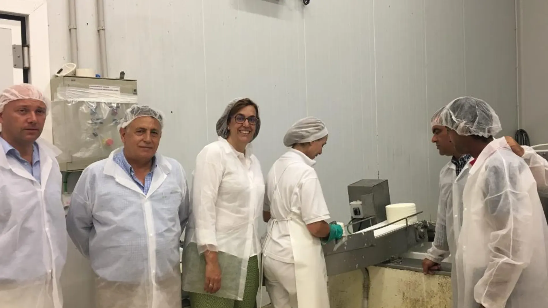 La presidenta de la Diputación de Palencia, Ángeles Armisén, visita la compañía