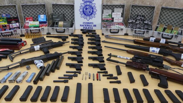 Imagen facilitada por la Policía Nacional que ha detenido a dos personas y ha dado por desarticulado en Sevilla un grupo que se dedicaba al tráfico ilícito de armas mediante el procedimiento de la "canibalización", consistente en crear armas completas a partir de piezas procedentes de otras