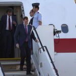 El presidente del Gobierno, Mariano Rajoy, a su llegada al aeropuerto de Hamburgo donde a partir de mañana se celebra la Cumbre del G20.