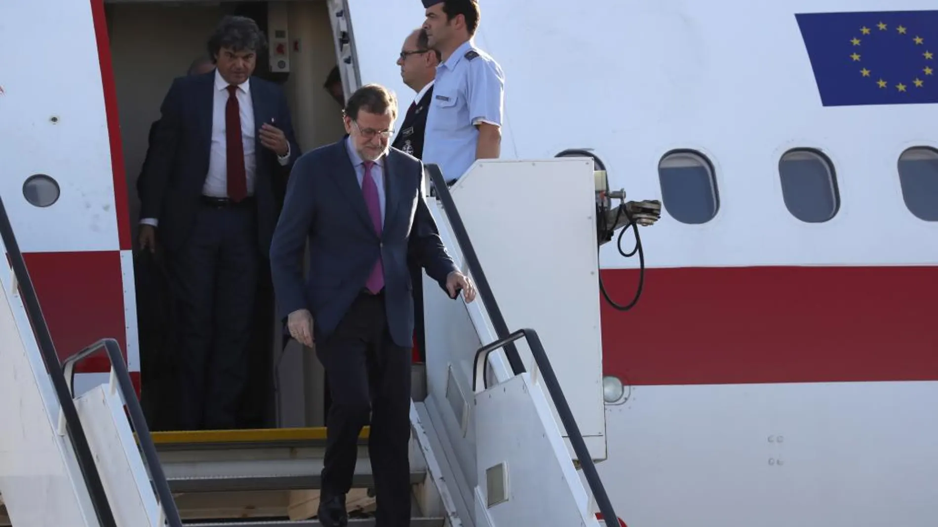 El presidente del Gobierno, Mariano Rajoy, a su llegada al aeropuerto de Hamburgo donde a partir de mañana se celebra la Cumbre del G20.