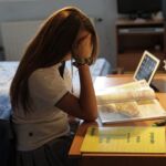 Una joven víctima de acoso escolar estudia en su casa tras haber tenido que cambiar de centro académico al sufrir una agresión