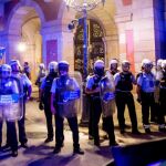 Mossos d'Esquadra protegen el Parlamento de Cataluña de los centenares de personas que intentaron acceder ayer