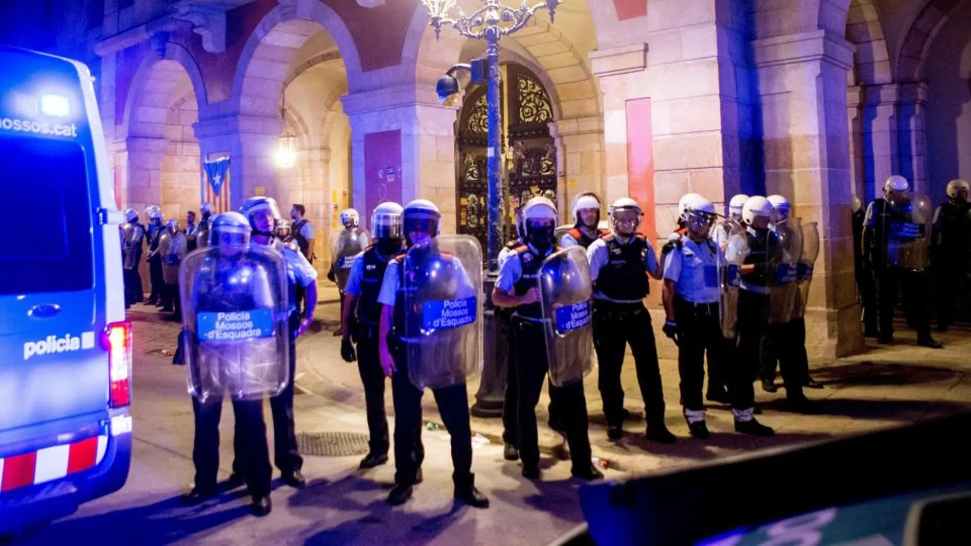 Mossos d'Esquadra protegen el Parlamento de Cataluña de los centenares de personas que intentaron acceder ayer