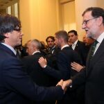 Mariano Rajoy y Carles Puigdemon durante su breve saludo en Oporto