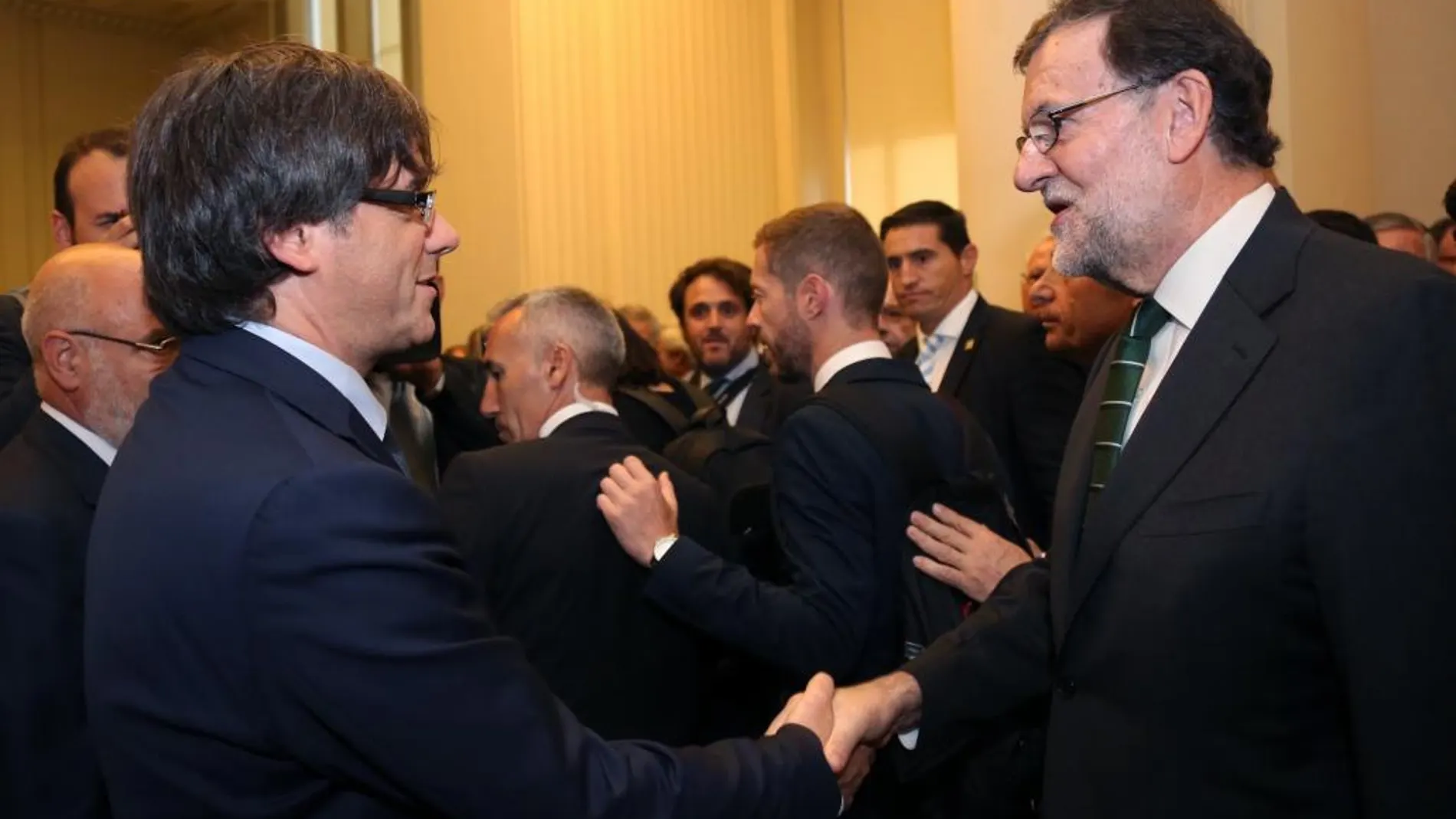 Mariano Rajoy y Carles Puigdemon durante su breve saludo en Oporto