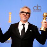 El cineasta mexicano Alfonso Cuarón posa con sus galardones a mejor director y mejor película en lengua extranjera por su largometraje "Roma", durante la 76 edición de los Globos de Oro celebrada en Beverly Hill.