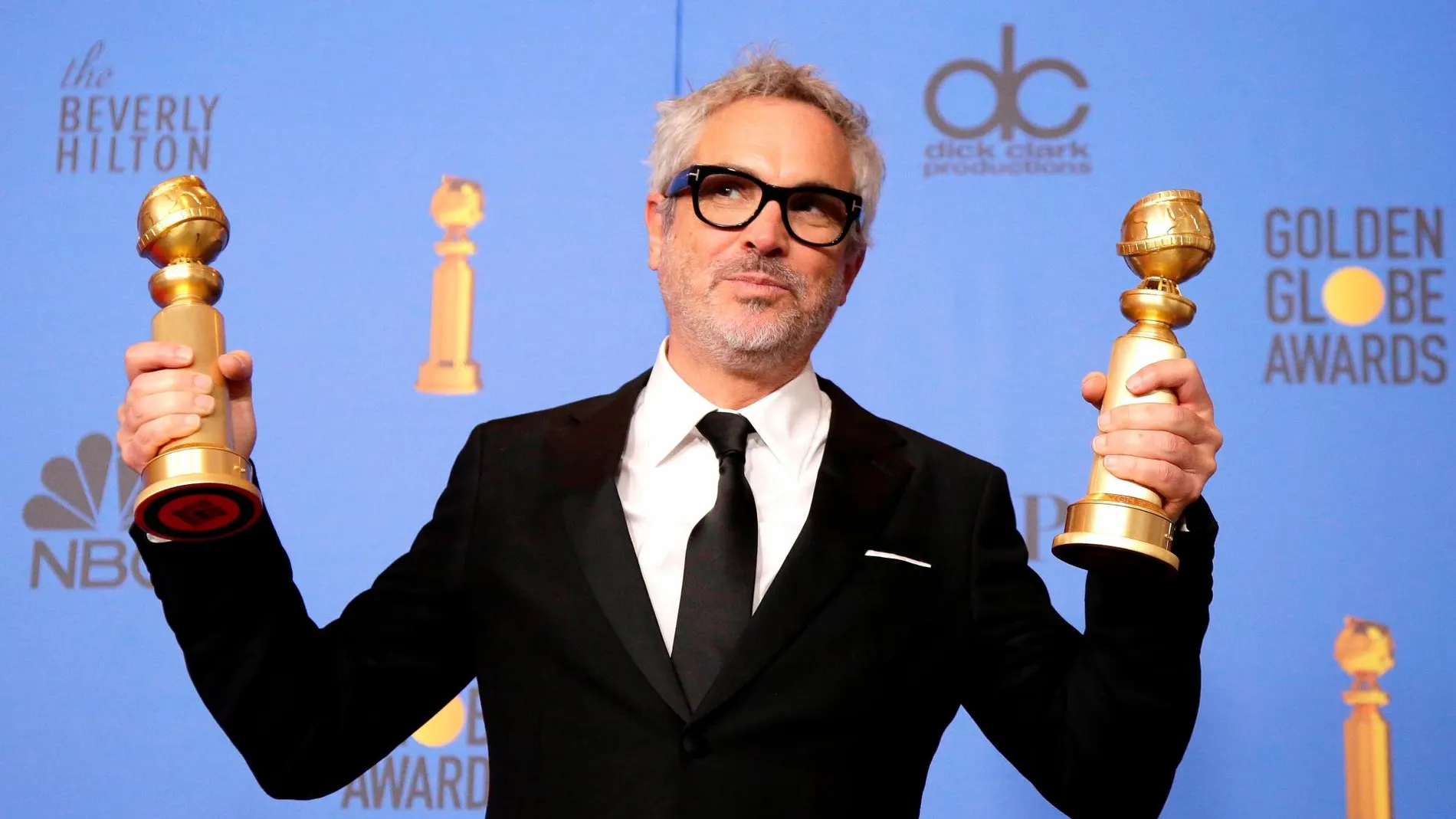 El cineasta mexicano Alfonso Cuarón posa con sus galardones a mejor director y mejor película en lengua extranjera por su largometraje "Roma", durante la 76 edición de los Globos de Oro celebrada en Beverly Hill.
