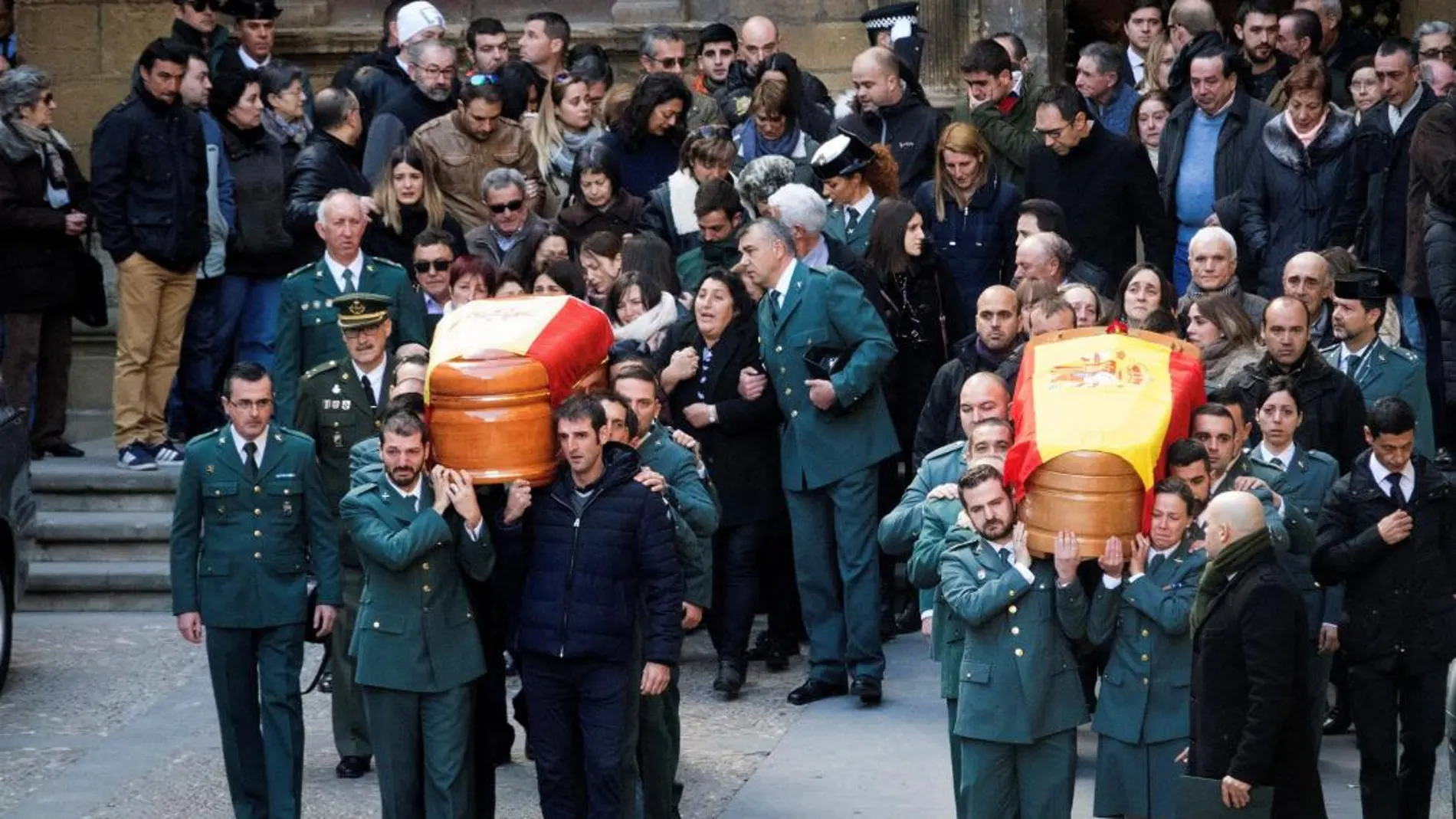 Un momento del funeral que se ha celebrado hoy en la iglesia de Santa María de Alcañiz por los guardias civiles asesinado en Albalate del Arbopispo