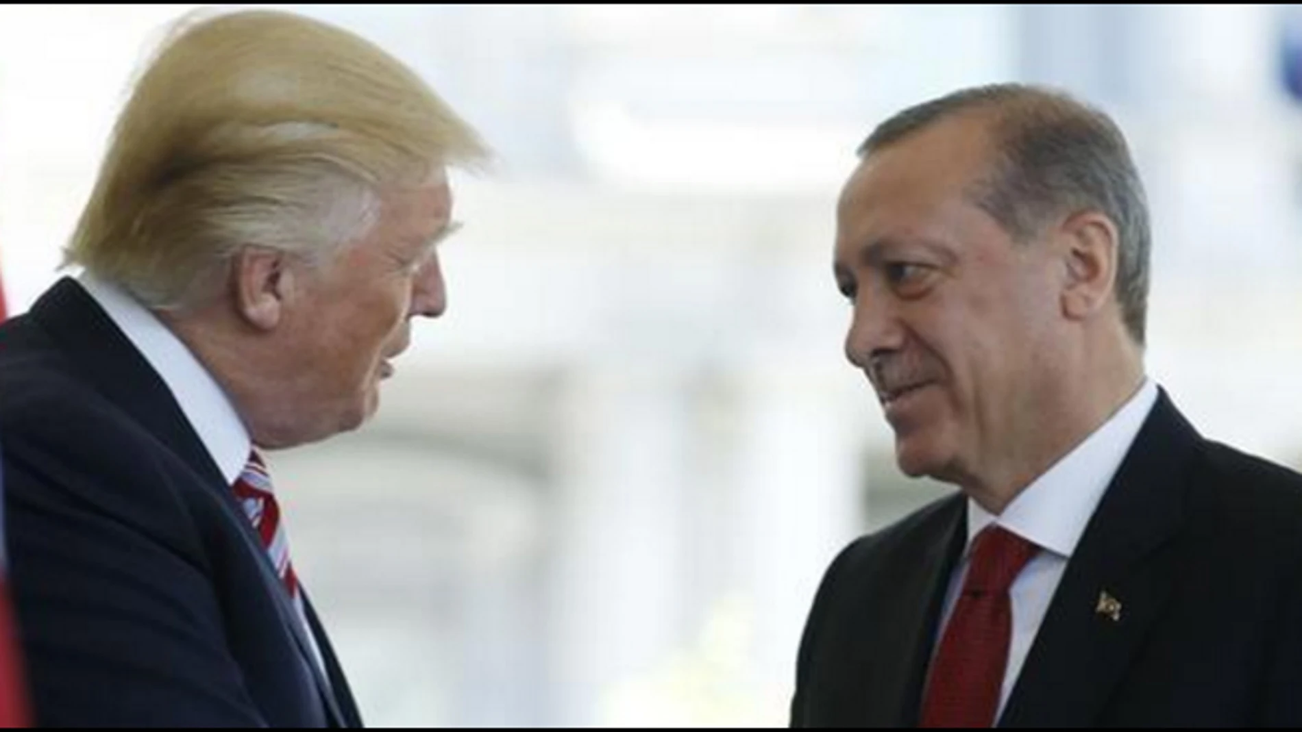 El presidente de EEUU Donald Trump saluda al presidente de Turquía Recep Tayyip Erdogan, en una imagen de archivo / Reuters