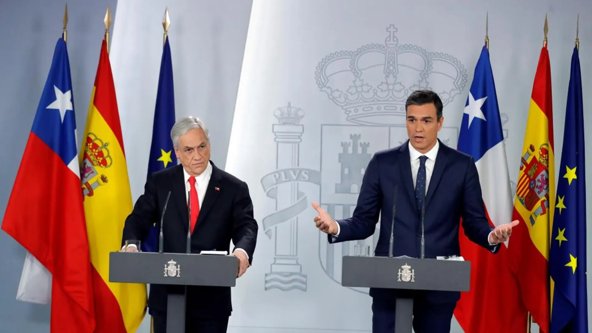 Pedro Sánchez y Sebastián Piñera durante la rueda de prensa posterior a su encuentro en el Palacio de la Moncloa. EFE/JuanJo Martín
