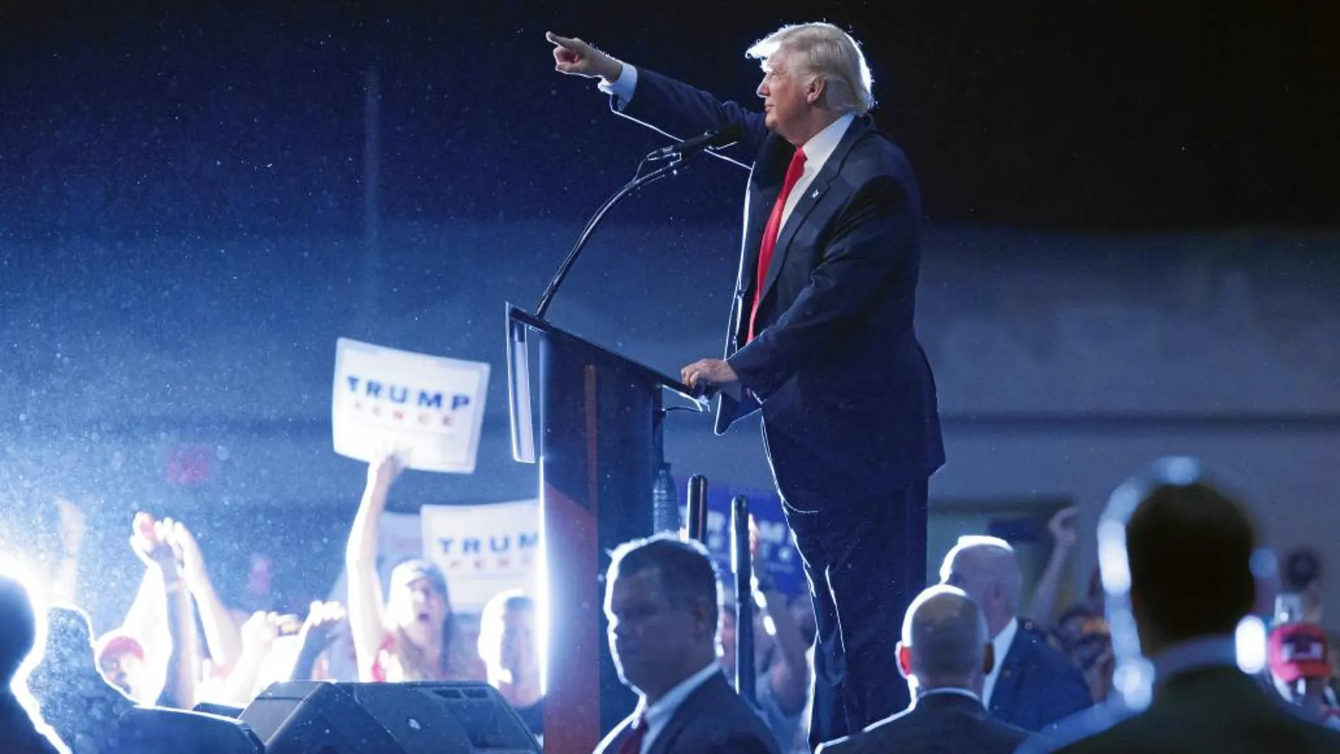 El empresario Donald Trump se dirige a sus seguidores durante un acto de campaña en Daytona Beach, Florida, esta semana