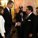 Los Reyes de España, Felipe y Letizia, saludan al embajador de Estados Unidos, Duke Buchan