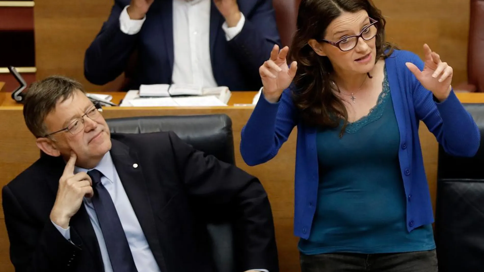 Efe/ J. C. Cárdenas. El presidente de la Generalitat, Ximo Puig, junto a la vicepresidenta Oltra en la sesión de control de Les Corts celebrada ayer.