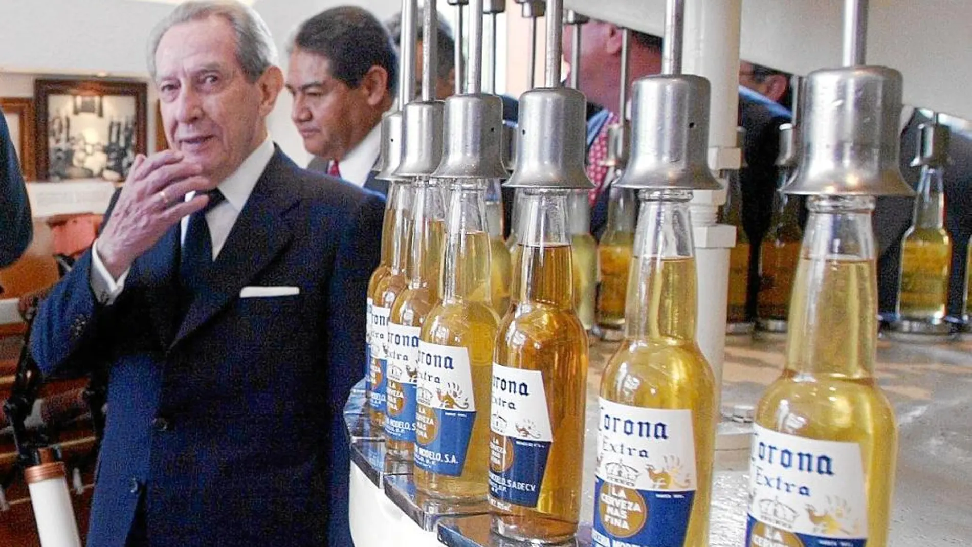 Antonino Fernández, junto a una de las creaciones más emblemáticas de la empresa que dirigía, la cerveza Corona