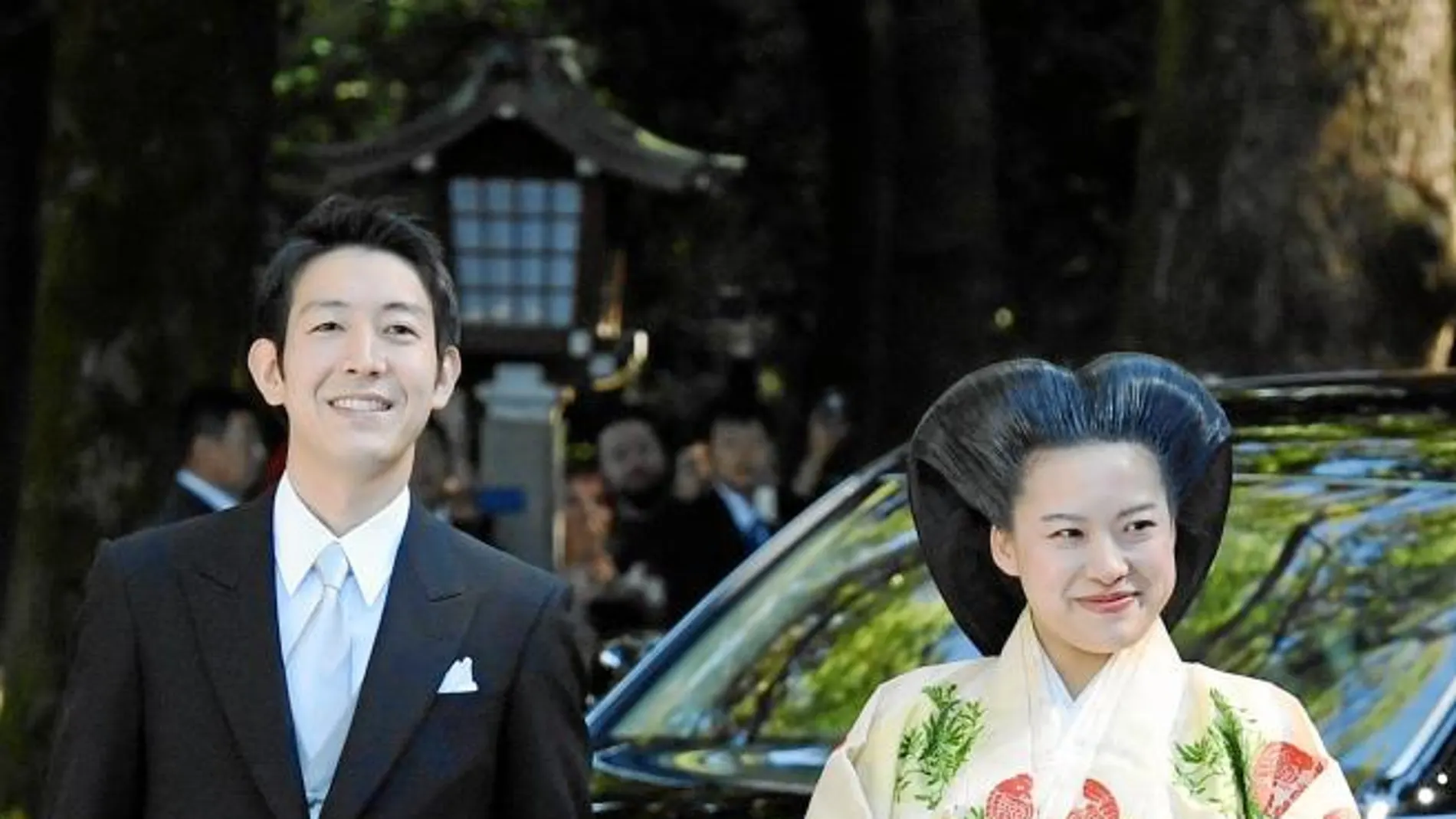 Ayako y Kei Moriya llegan al santuario Meiji, lugar de la ceremonia