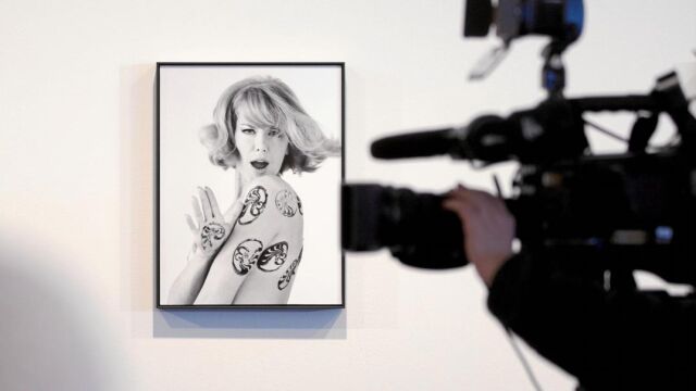 La muestra nos permite conocer las fotografías en color de Xavier Miserachs o algunos de sus más célebres retratos, como el mítico que protagonizó la actriz y modelo Teresa Gimpera como icono de la «Gauche Divine»