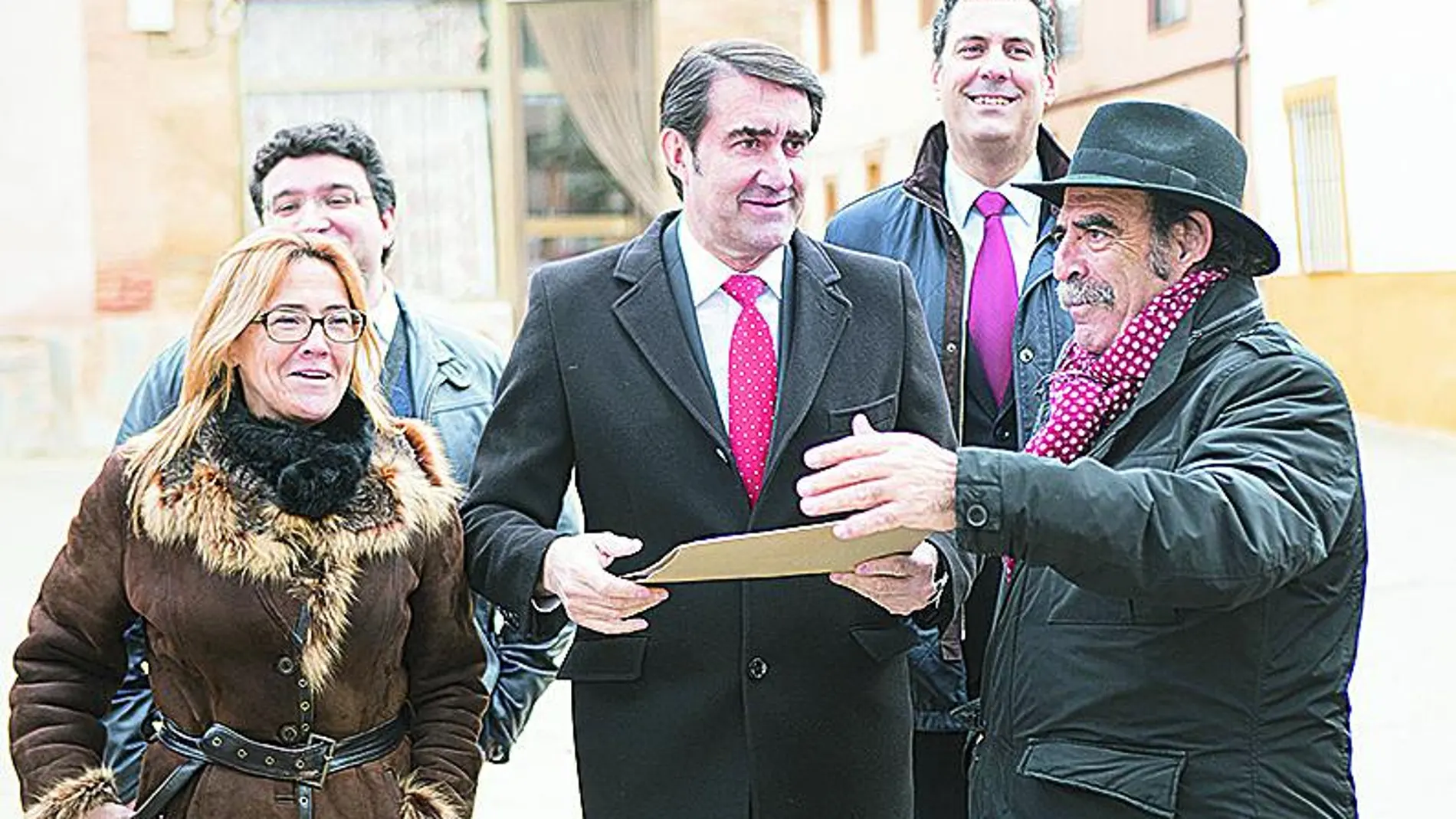 Suárez-Quiñones visita el ARU de Castroverde junto a Mayte Martín, entre otros