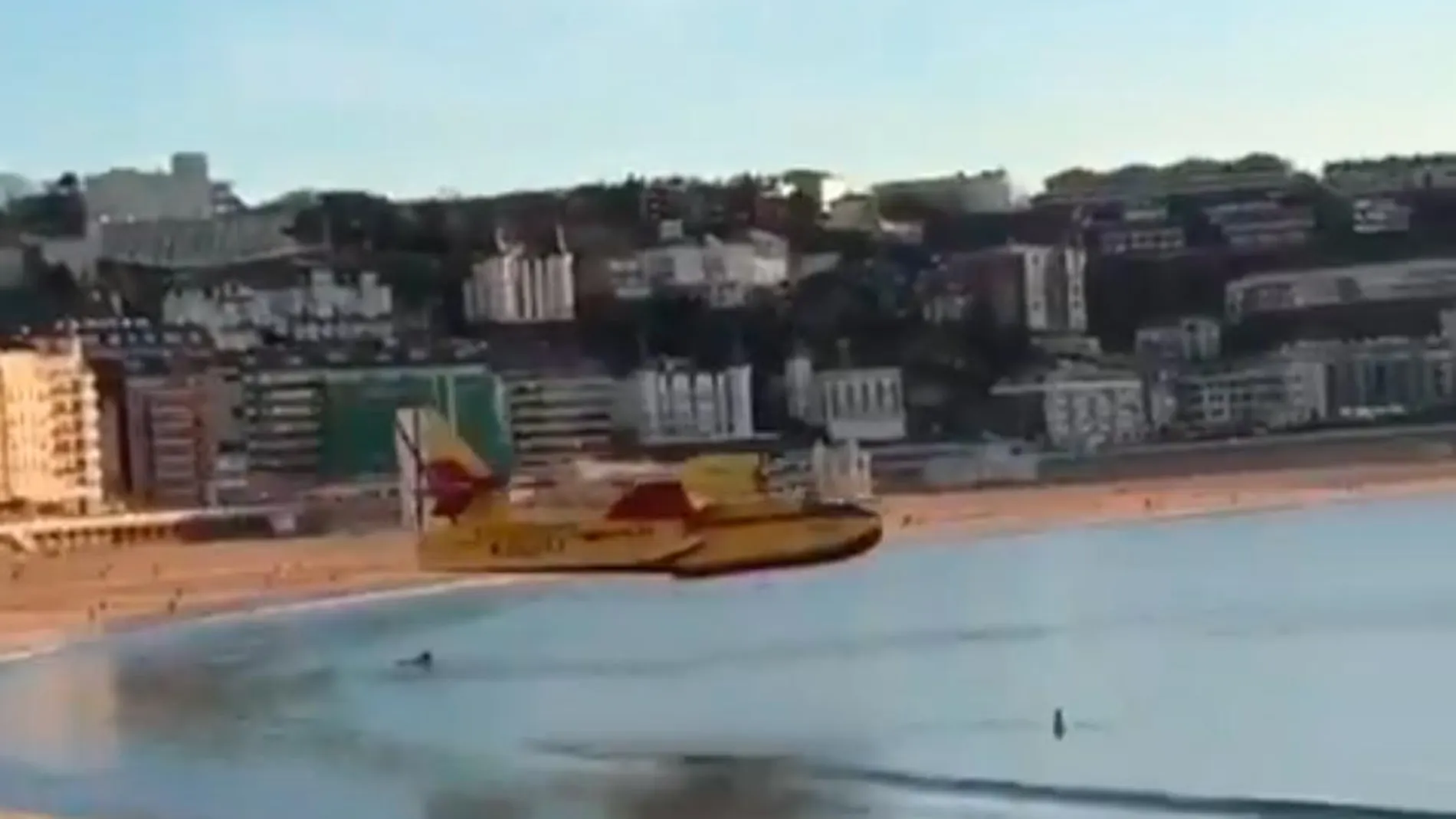 Hidroavión en la playa de la Concha