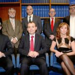 De izquierda a derecha, Carlos Alberto Saiz, Rafael L. Santos, Fernando Picatoste, Miguel Ángel Alcalde y Josep Albors. Sentados, Roberto Peña, Gianluca D’Antonio y Rosa Díaz