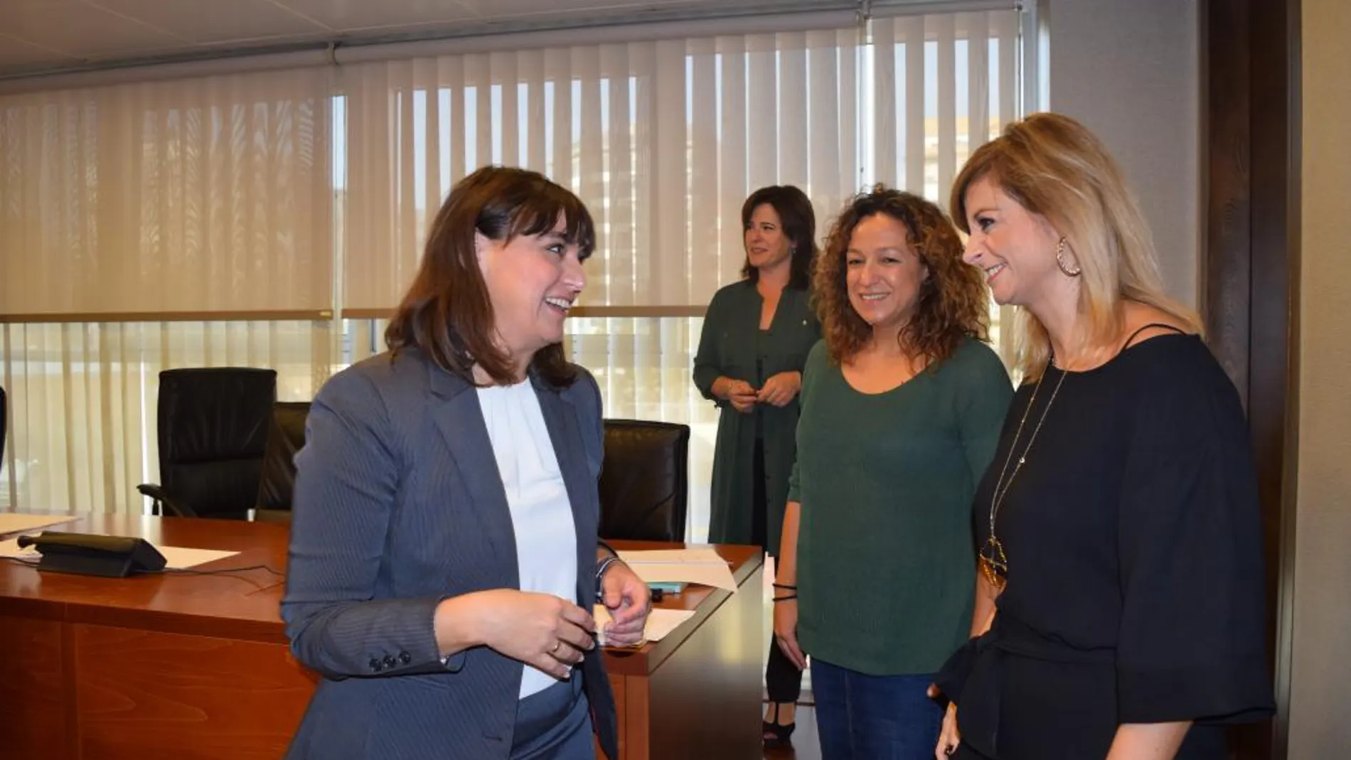 La magistrada, Fátima Saura (dcha.), junto a la viceportavoz del PP, Isabel Soler (izda.), y del PSOE, Isabel Casalduero (centro)