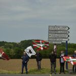 Varias personas con la ikurriña y banderas para pedir el acercamiento de los presos de ETA en Cambo-les-Bains/Ap
