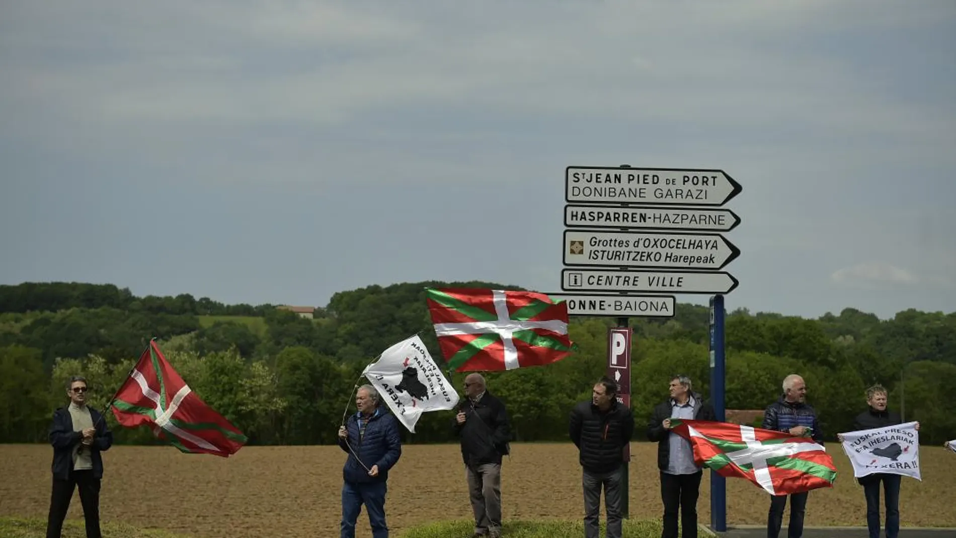 Varias personas con la ikurriña y banderas para pedir el acercamiento de los presos de ETA en Cambo-les-Bains/Ap