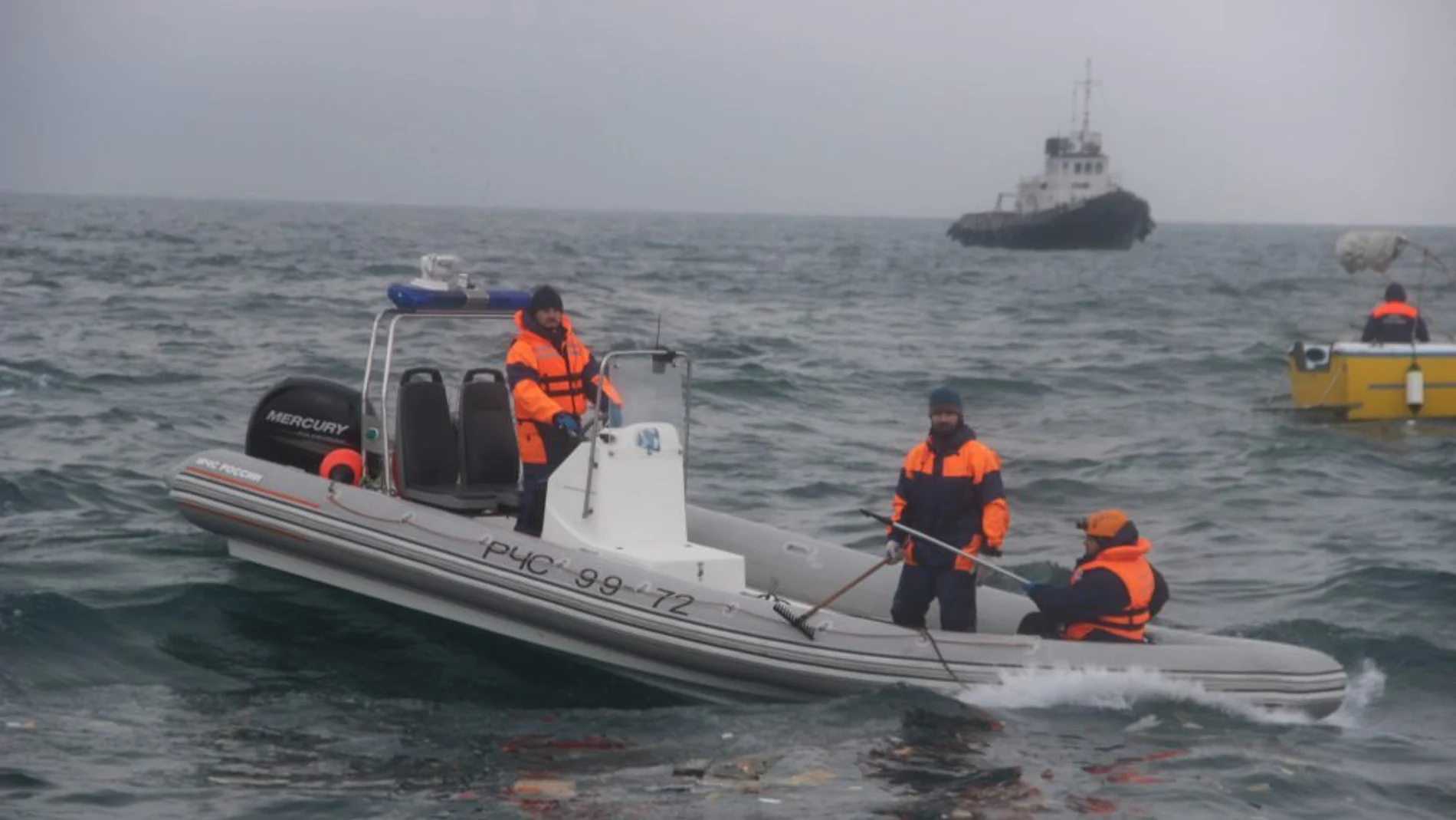 Miembros de emergencias buscan los restos del avión siniestrado en el Mar Muerto.