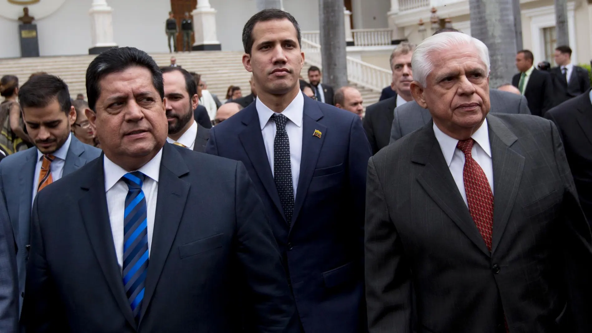 Juan Guaidó, junto al vicepresidente de la Asamblea Nacional, Edgar Zambrano, detenido hoy, y Omar Barboza, que fuera presidente de dicha institución, en una imagen de archivo. (AP)