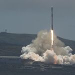 Fotografía cedida por la NASA en donde se aprecia el cohete SpaceX Falcon 9, que lleva la misión llamada Gravitity Recovery And Climate Experiment Follow On (GRACE-FO), en el momento de su despegue / Efe
