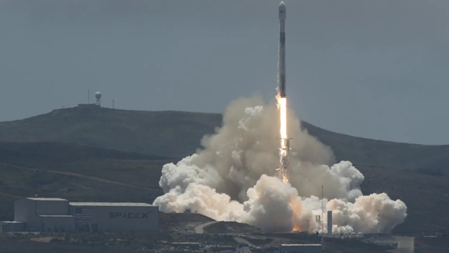 Fotografía cedida por la NASA en donde se aprecia el cohete SpaceX Falcon 9, que lleva la misión llamada Gravitity Recovery And Climate Experiment Follow On (GRACE-FO), en el momento de su despegue / Efe