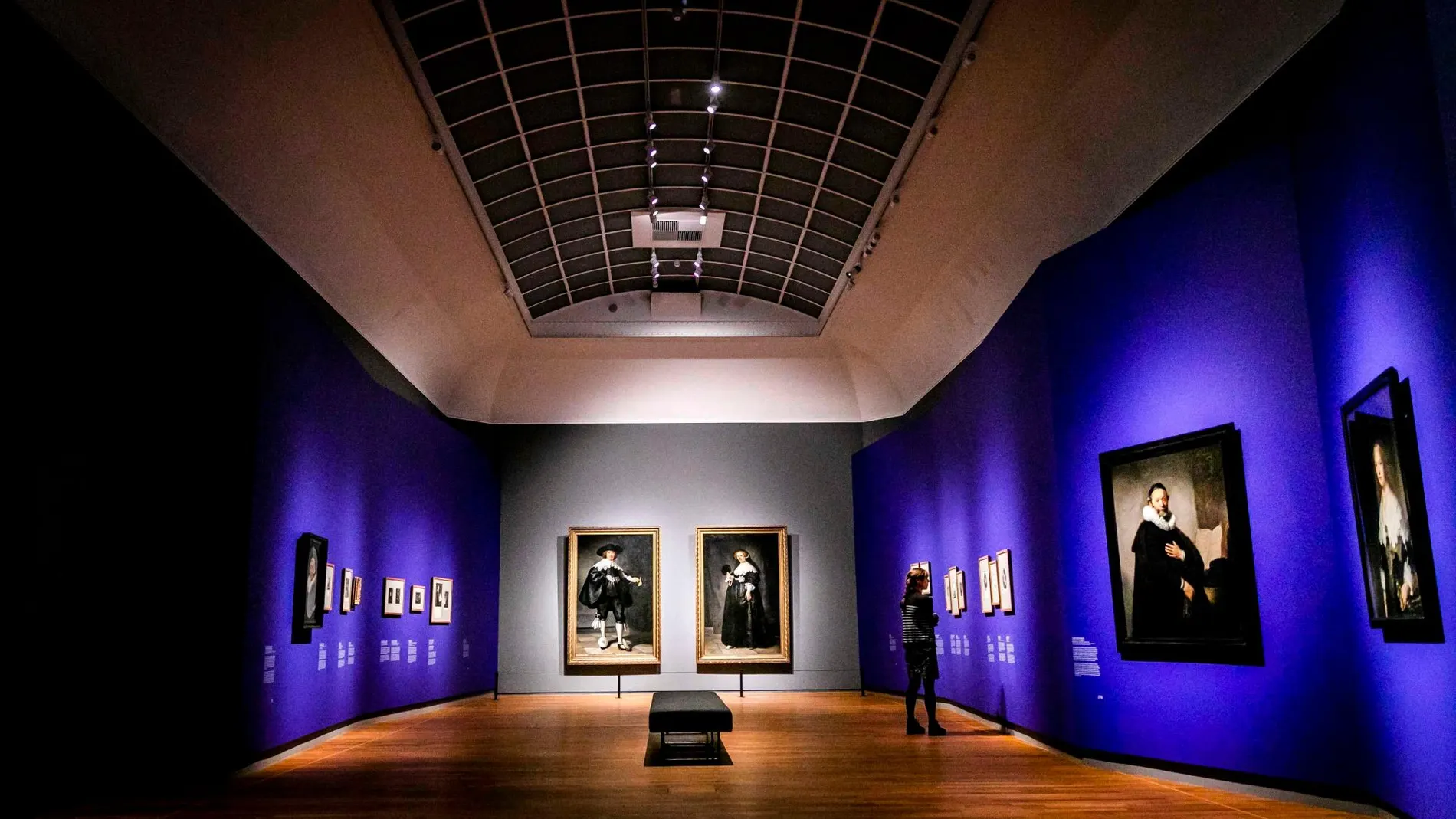 Visitantes observan un cuadro del artista holandés Rembrandt durante la presentación de la exposición “All the Rembrandts” / Efe