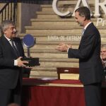 Felipe VI aplaude tras hacer entrega del XII Premio Carlos V al presidente del Parlamento Europeo, el italiano Antonio Tajani/Foto: Efe
