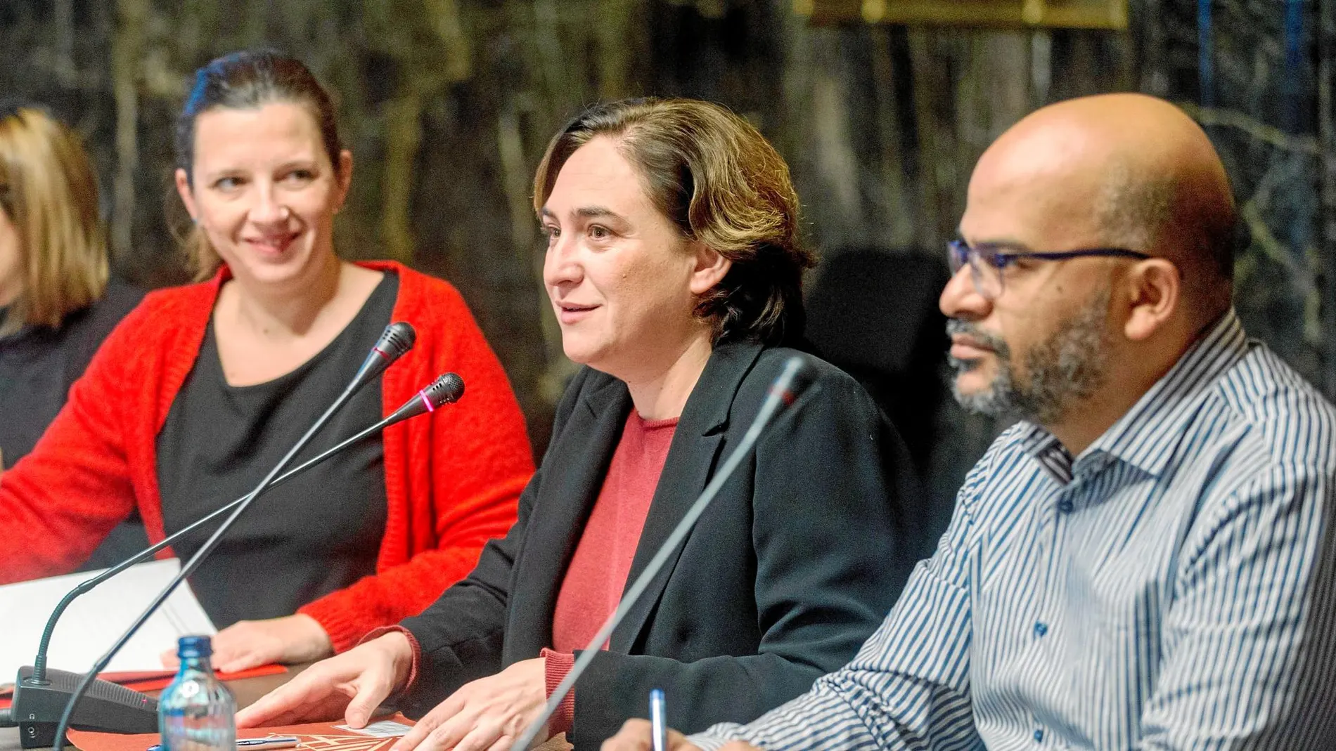 Laia Ortiz, Ada Colau y Miguel Ángel Essomba en el encuentro de la Mesa Interinstitucional para la Prevención del Abuso Sexual Infantil