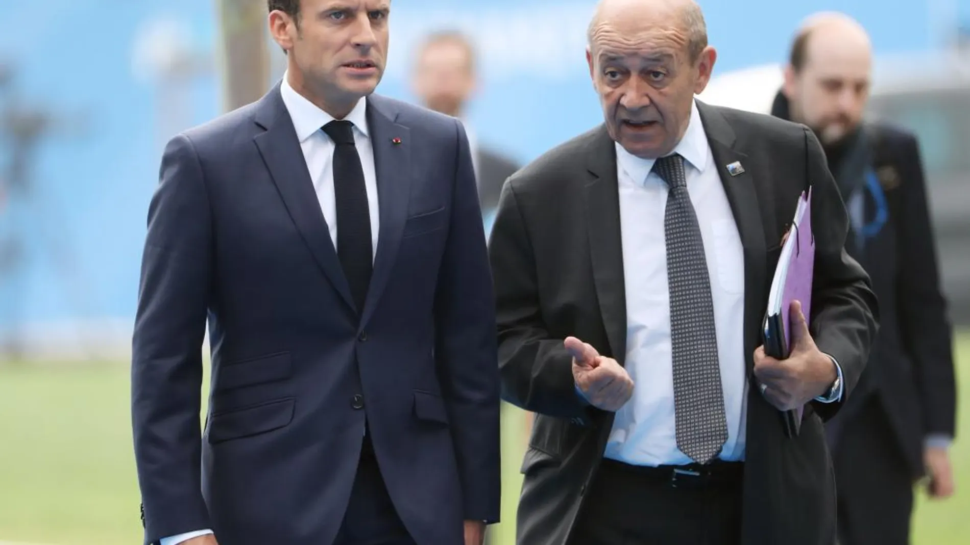 El presidente galo, Emmanuel Macron (i), y el ministro francés de Exteriores, Jean-Yves Le Drian, ayer en la cumbre de jefes de estado de la OTAN en Bruselas / Foto: Efe
