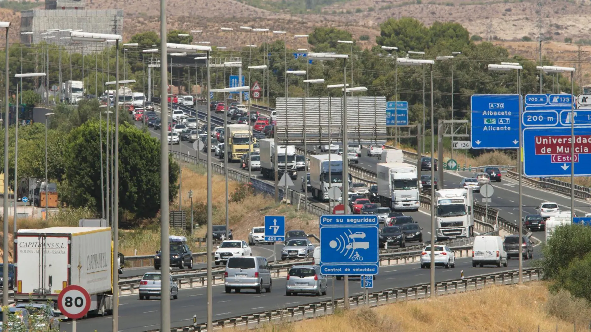 Retenciones de tráfico en la A-7 a su paso por Murcia, en una imagen de archivo / Efe
