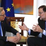 Mariano Rajoy conversa con el presidente de la Comisión Europea, Jean Claude Juncker, de visita oficial en Madrid.